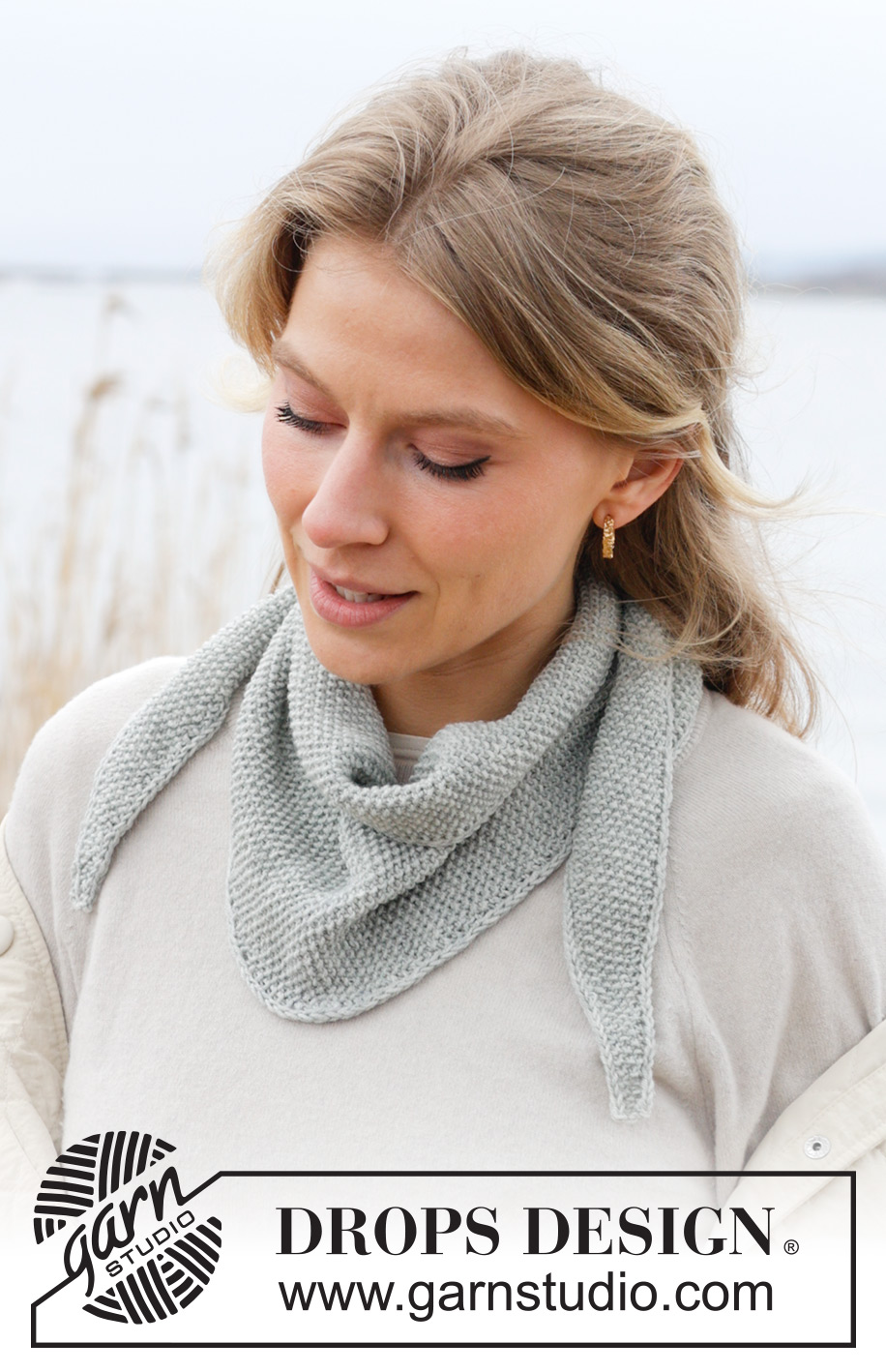 Through the Mist Shawl / DROPS 242-57 - Gebreide omslagdoek/sjaal in DROPS BabyMerino. Het werk wordt overdwars gebreid in gerstekorrel.