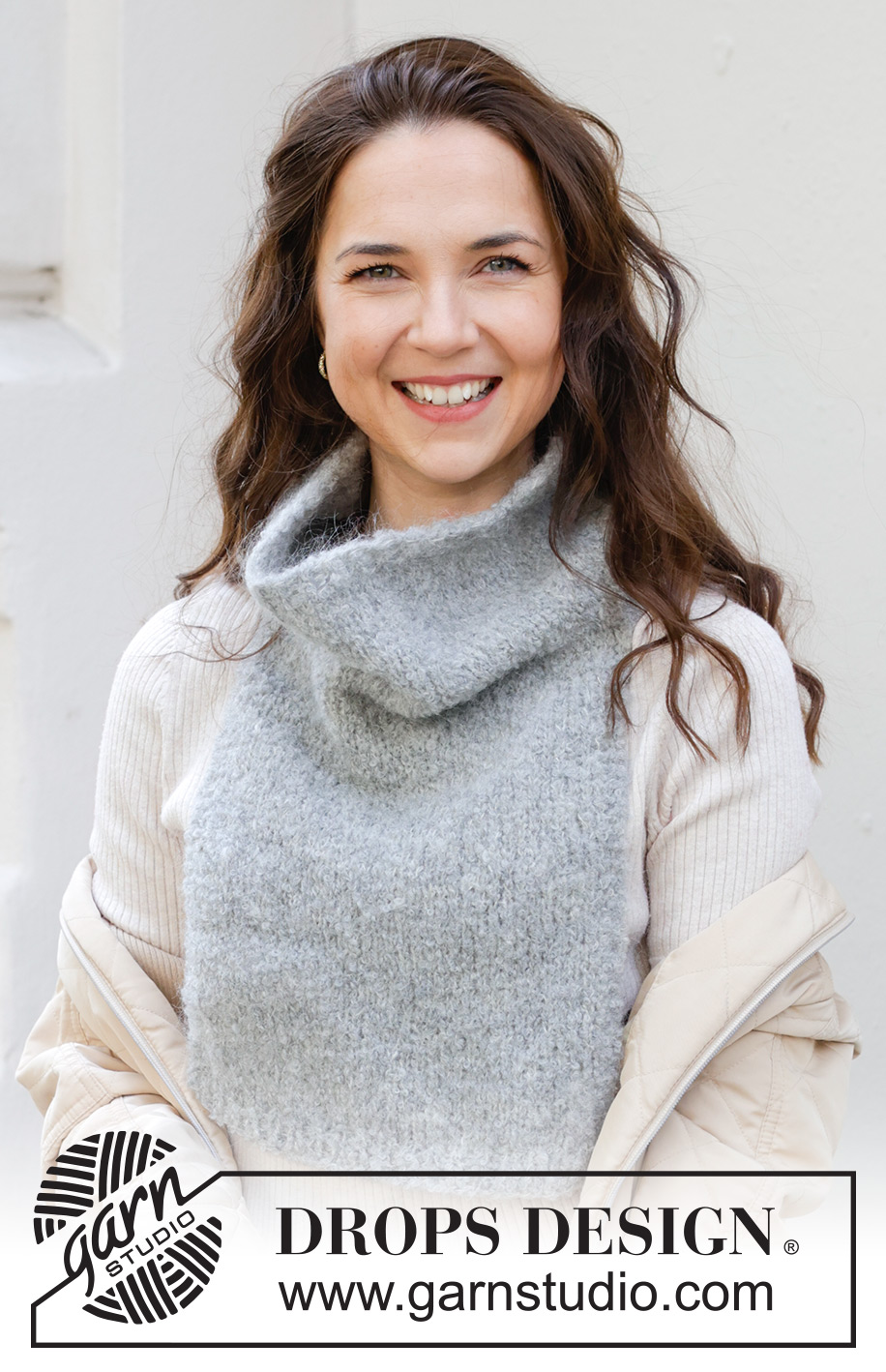 Winter's Day Neck Warmer / DROPS 242-58 - Knitted neck-warmer in DROPS Alpaca Bouclé and DROPS Kid-Silk.
The piece is worked top down in stockinette stitch.
