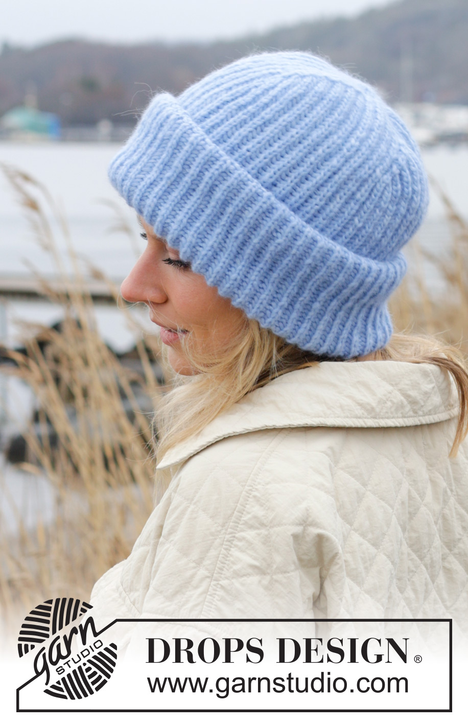 Blue Jay Hat / DROPS 242-60 - Gorro a punto en DROPS Air. La labor está realizada de abajo arriba con punto inglés y dobladillo hacia arriba.