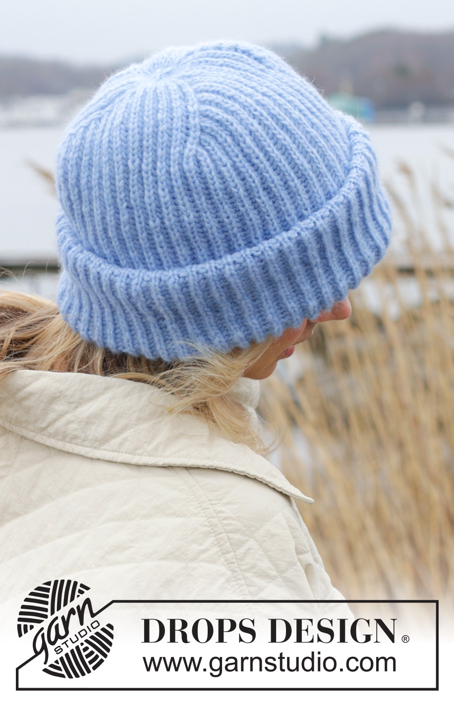 Blue Jay Hat / DROPS 242-60 - Gorro a punto en DROPS Air. La labor está realizada de abajo arriba con punto inglés y dobladillo hacia arriba.