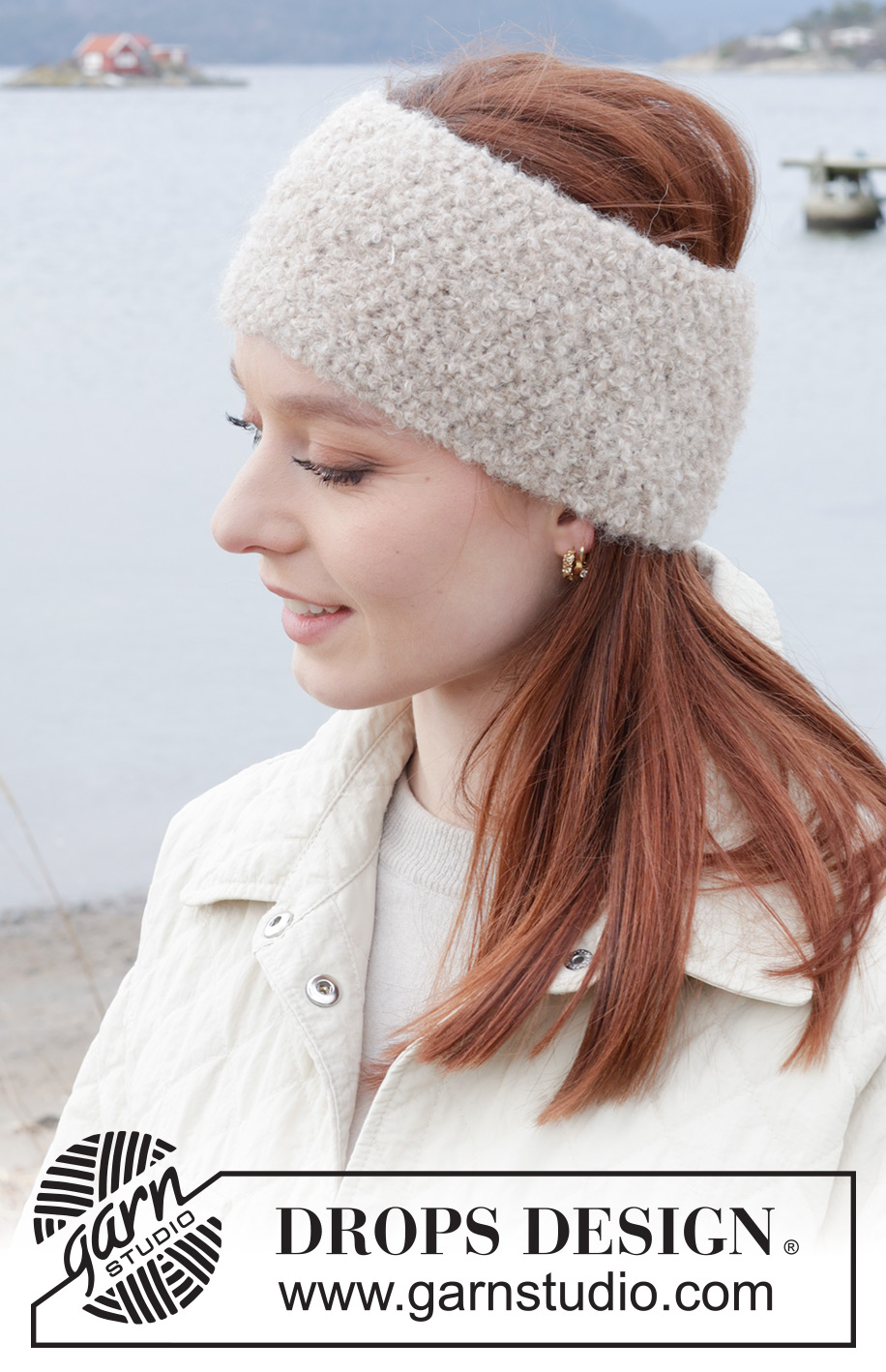 Fight the Fog Ear Warmer / DROPS 242-61 - Prjónað eyrnaband úr DROPS Alpaca Bouclé og DROPS Brushed Alpaca Silk.
Stykkið er prjónað fram og til baka í perluprjóni.
