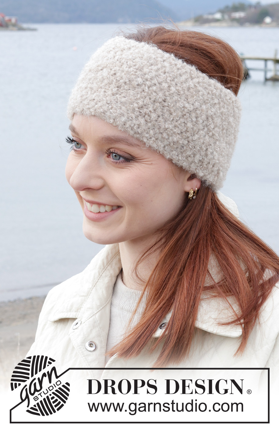 Fight the Fog Ear Warmer / DROPS 242-61 - Prjónað eyrnaband úr DROPS Alpaca Bouclé og DROPS Brushed Alpaca Silk.
Stykkið er prjónað fram og til baka í perluprjóni.
