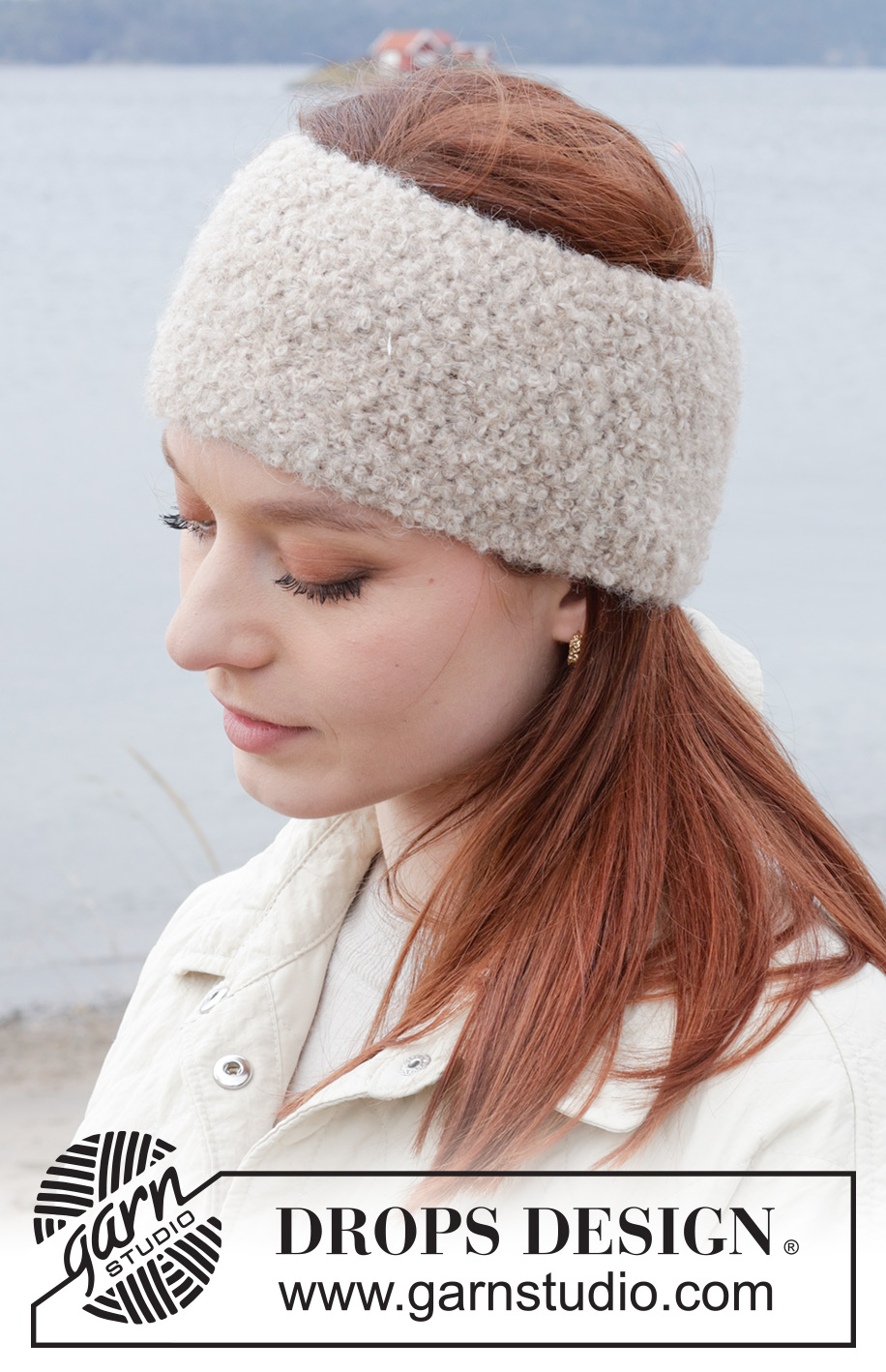 Fight the Fog Ear Warmer / DROPS 242-61 - Prjónað eyrnaband úr DROPS Alpaca Bouclé og DROPS Brushed Alpaca Silk.
Stykkið er prjónað fram og til baka í perluprjóni.
