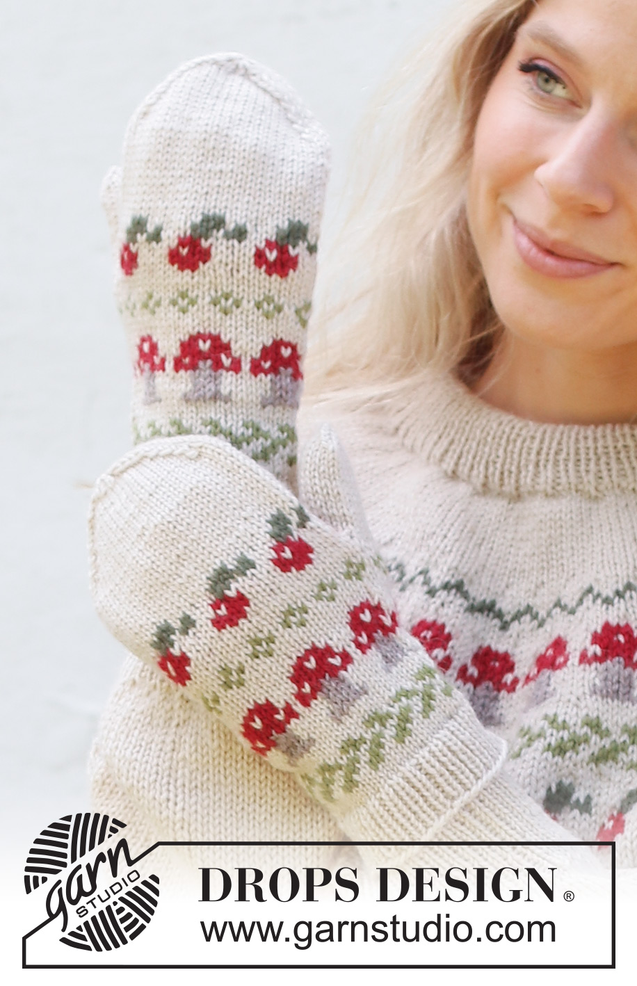 Mushroom Season Mittens / DROPS 242-63 - Luvas tricotadas em DROPS Karisma. Tricotam-se de baixo para  cima com jacquard de cogumelos e azevinho.