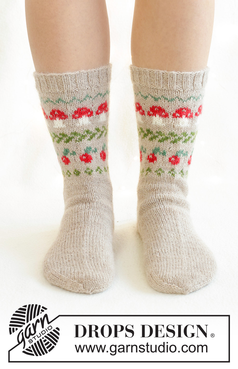 Mushroom Season Socks / DROPS 242-66 - Strikkede halvlange sokker i DROPS Nord. Arbejdet strikkes oppefra og ned i flerfarvet mønster med paddehatte og bær. Størrelse 35 – 43. Tema: Jul