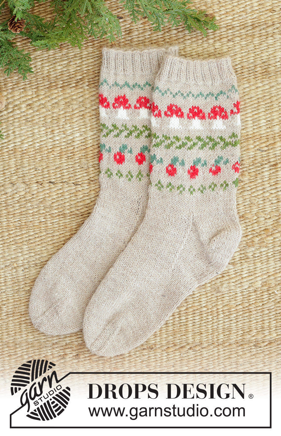 Mushroom Season Socks / DROPS 242-66 - Strikkede halvlange sokker i DROPS Nord. Arbejdet strikkes oppefra og ned i flerfarvet mønster med paddehatte og bær. Størrelse 35 – 43. Tema: Jul