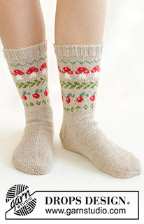 Mushroom Season Socks / DROPS 242-66 - Strikkede halvlange sokker i DROPS Nord. Arbejdet strikkes oppefra og ned i flerfarvet mønster med paddehatte og bær. Størrelse 35 – 43. Tema: Jul