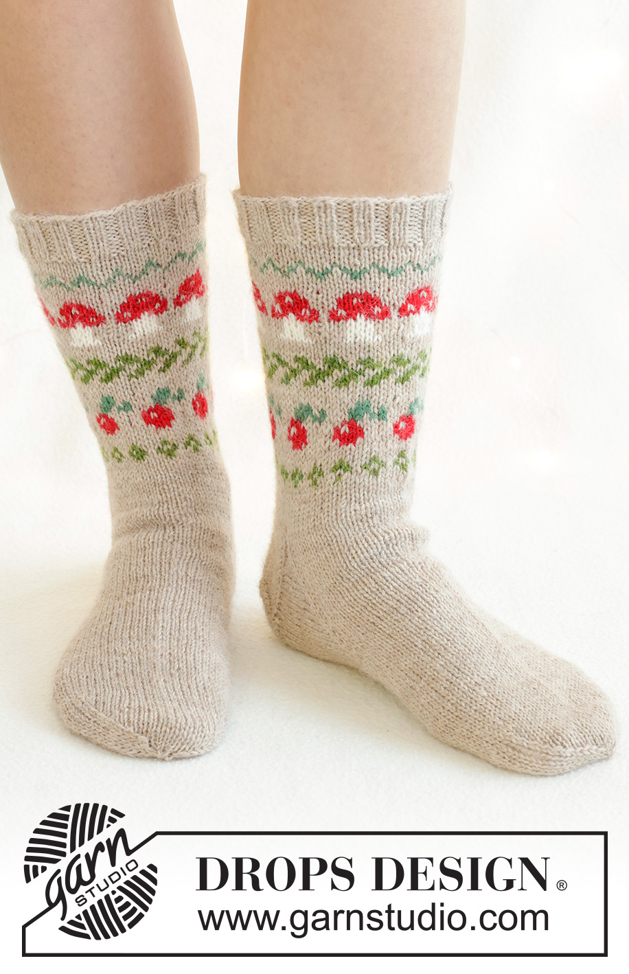 Mushroom Season Socks / DROPS 242-66 - Strikkede halvlange sokker i DROPS Nord. Arbejdet strikkes oppefra og ned i flerfarvet mønster med paddehatte og bær. Størrelse 35 – 43. Tema: Jul
