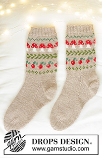 Mushroom Season Socks / DROPS 242-66 - Strikkede halvlange sokker i DROPS Nord. Arbejdet strikkes oppefra og ned i flerfarvet mønster med paddehatte og bær. Størrelse 35 – 43. Tema: Jul