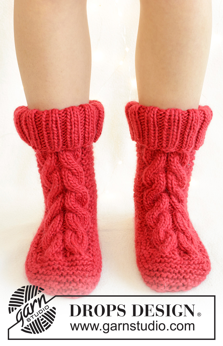 Jolly Cable Slippers / DROPS 242-68 - Ylhäältä alas neulotut tohvelit DROPS Snow-langasta. Työssä on ainaoikeinneuletta ja palmikoita. Koot 35 - 41. Teema: Joulu.