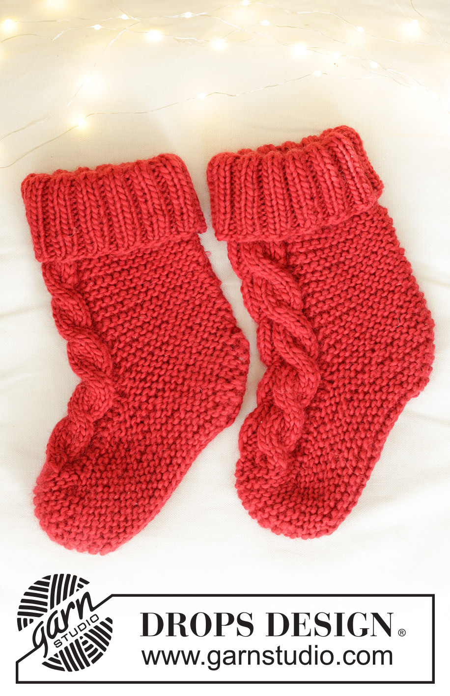 Jolly Cable Slippers / DROPS 242-68 - Ylhäältä alas neulotut tohvelit DROPS Snow-langasta. Työssä on ainaoikeinneuletta ja palmikoita. Koot 35 - 41. Teema: Joulu.