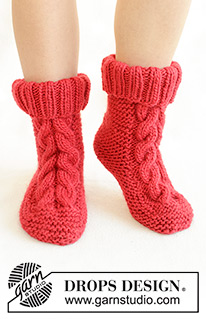 Jolly Cable Slippers / DROPS 242-68 - Ylhäältä alas neulotut tohvelit DROPS Snow-langasta. Työssä on ainaoikeinneuletta ja palmikoita. Koot 35 - 41. Teema: Joulu.