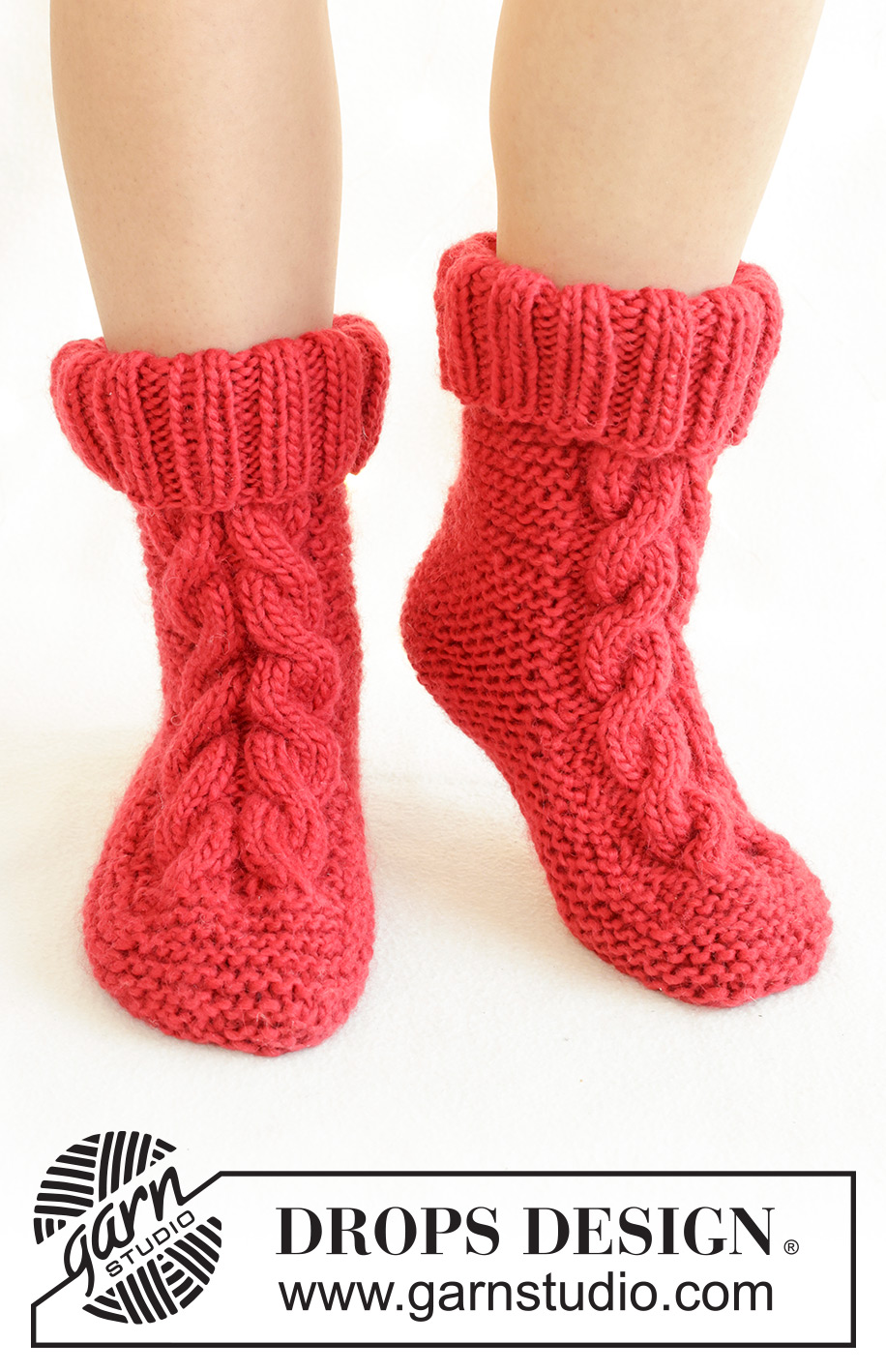 Jolly Cable Slippers / DROPS 242-68 - Ylhäältä alas neulotut tohvelit DROPS Snow-langasta. Työssä on ainaoikeinneuletta ja palmikoita. Koot 35 - 41. Teema: Joulu.