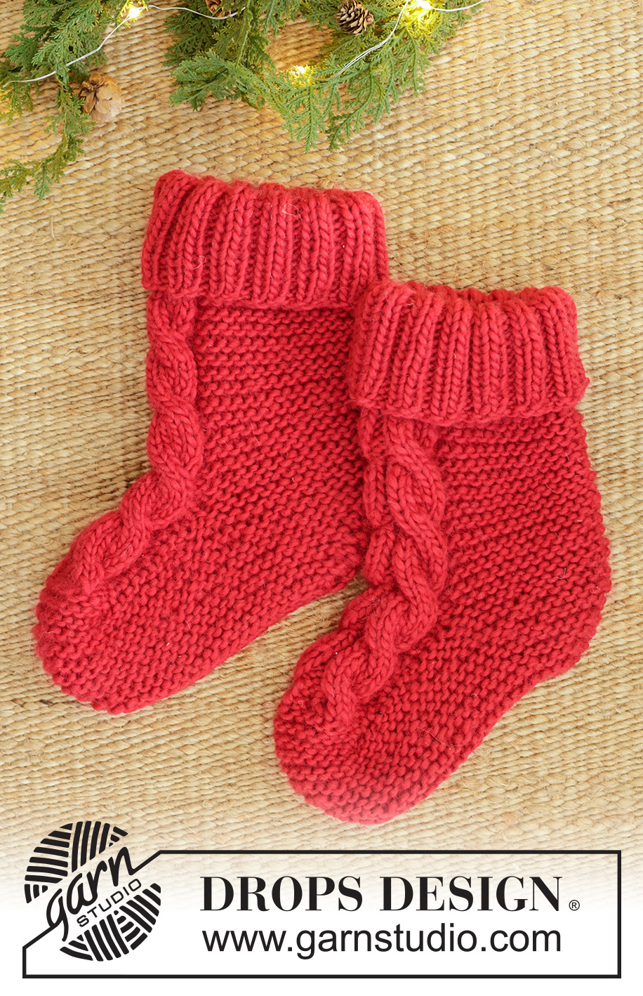 Jolly Cable Slippers / DROPS 242-68 - Ylhäältä alas neulotut tohvelit DROPS Snow-langasta. Työssä on ainaoikeinneuletta ja palmikoita. Koot 35 - 41. Teema: Joulu.