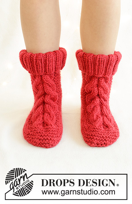 Jolly Cable Slippers / DROPS 242-68 - Ylhäältä alas neulotut tohvelit DROPS Snow-langasta. Työssä on ainaoikeinneuletta ja palmikoita. Koot 35 - 41. Teema: Joulu.