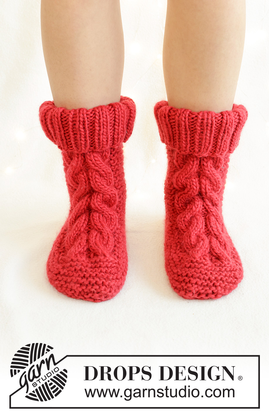 Jolly Cable Slippers / DROPS 242-68 - Ylhäältä alas neulotut tohvelit DROPS Snow-langasta. Työssä on ainaoikeinneuletta ja palmikoita. Koot 35 - 41. Teema: Joulu.