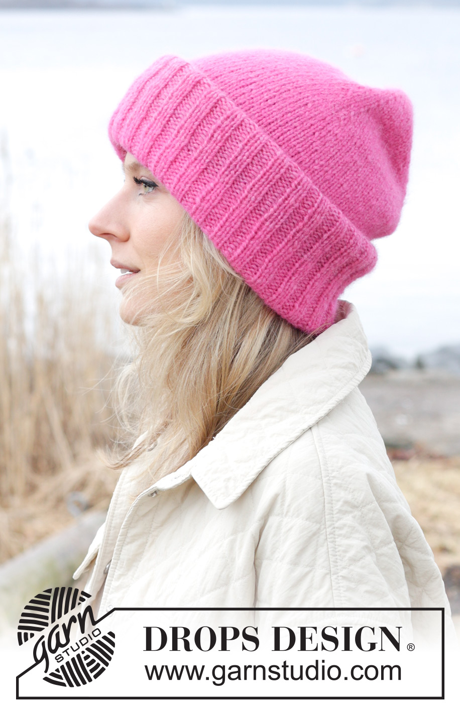 Late Bud Hat / DROPS 242-8 - Gestrickte Mütze / Hipstermütze in DROPS Air. Die Arbeit wird von oben nach unten glatt rechts mit Mützenaufschlag im Rippenmuster gestrickt.