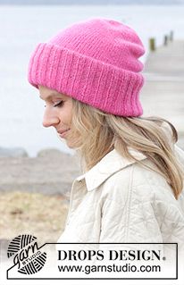 Late Bud Hat / DROPS 242-8 - Gestrickte Mütze / Hipstermütze in DROPS Air. Die Arbeit wird von oben nach unten glatt rechts mit Mützenaufschlag im Rippenmuster gestrickt.