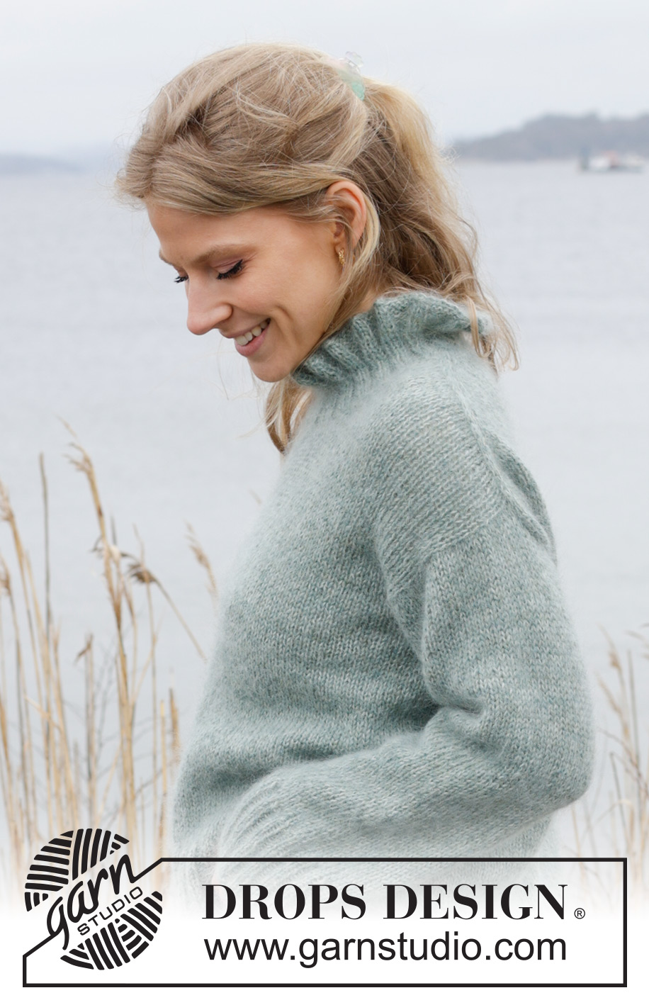 Frills of Winter / DROPS 243-22 - Maglione lavorato ai ferri in DROPS Alpaca e 2 capi di DROPS Kid-Silk. Lavorato dall'alto in basso a maglia rasata, spalle europee/diagonali delle spalle e spacchi laterali. Taglie: S - XXXL.