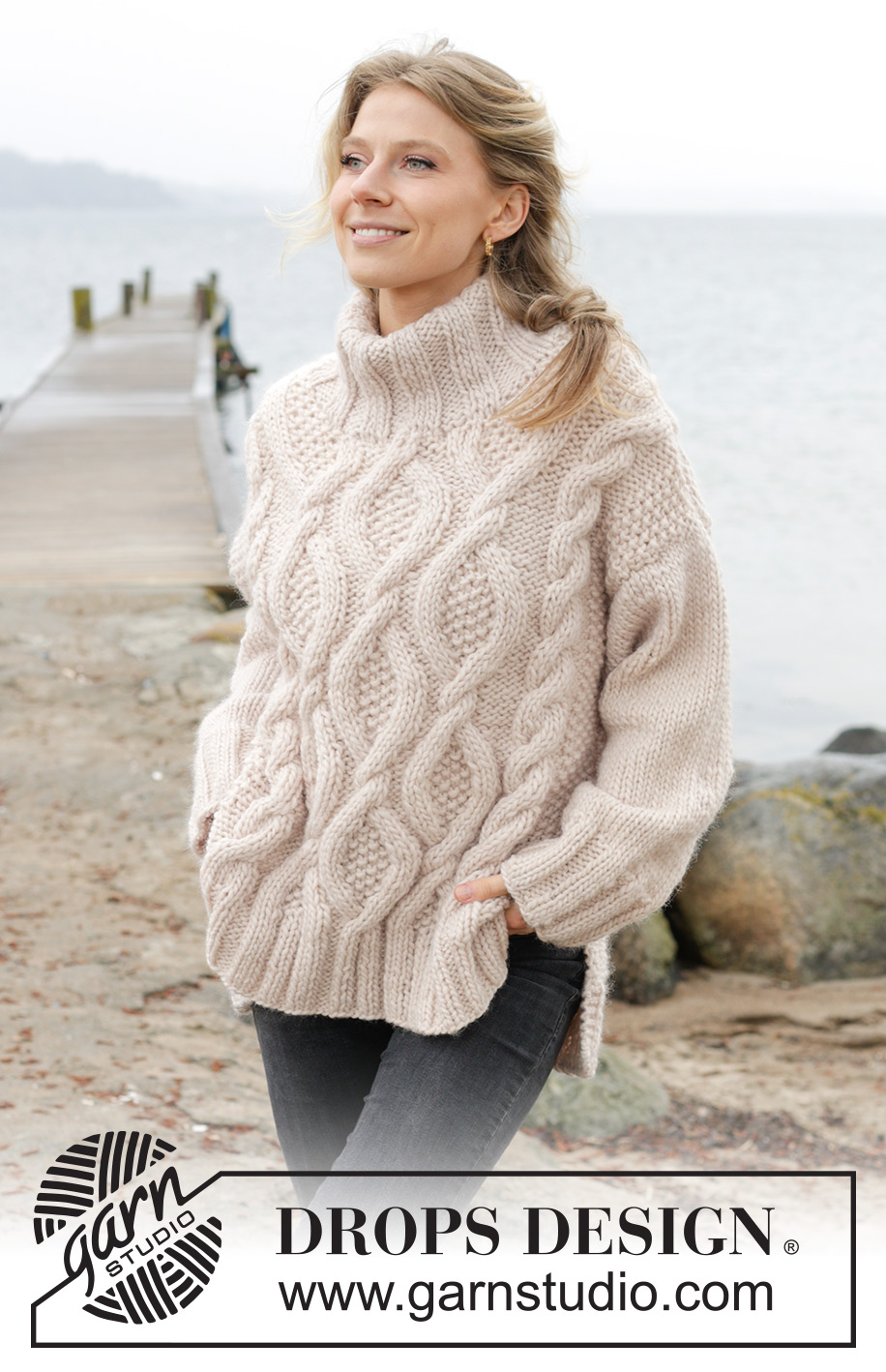 Cable Beach Sweater / DROPS 243-23 - Gebreide oversized trui in DROPS Snow. Het werk wordt van boven naar beneden gebreid met kabels, split in de zijkanten en dubbele halsrand. Maten S - XXXL.