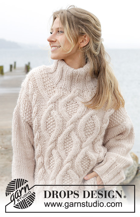 Cable Beach Sweater / DROPS 243-23 - Gebreide oversized trui in DROPS Snow. Het werk wordt van boven naar beneden gebreid met kabels, split in de zijkanten en dubbele halsrand. Maten S - XXXL.