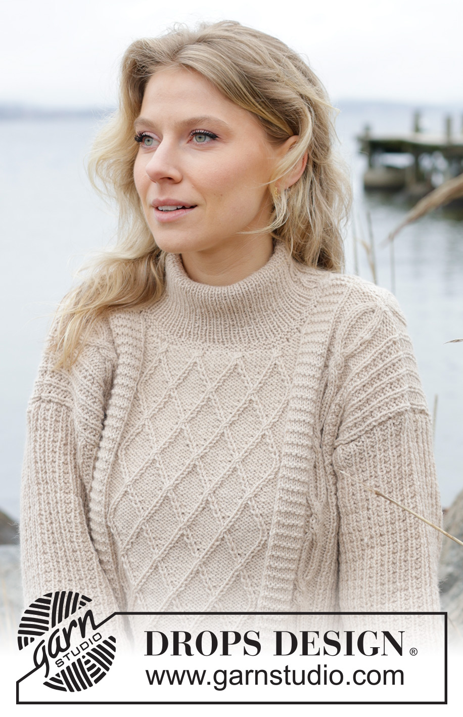 Ocean Ropes / DROPS 243-26 - Strikket bluse i DROPS Merino Extra Fine. Arbejdet strikkes nedefra og op med reliefmønster, snoninger, isyede ærmer og dobbelt halskant. Størrelse S - XXXL.
