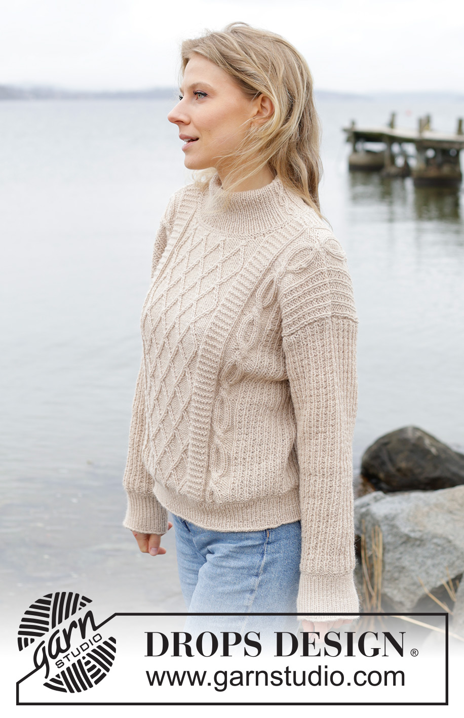 Ocean Ropes / DROPS 243-26 - Strikket bluse i DROPS Merino Extra Fine. Arbejdet strikkes nedefra og op med reliefmønster, snoninger, isyede ærmer og dobbelt halskant. Størrelse S - XXXL.