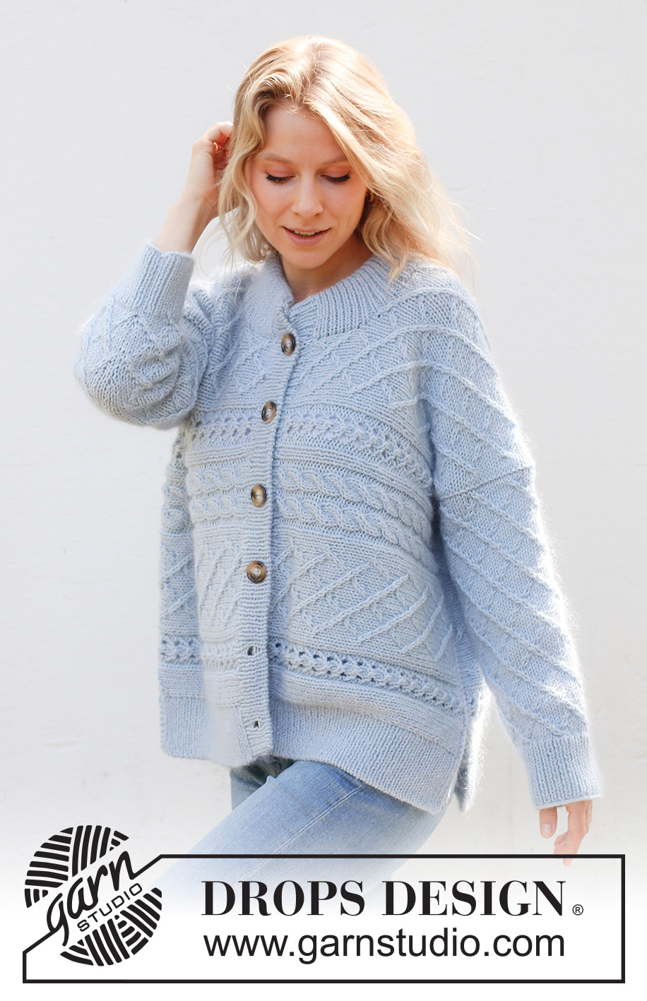 Snow Flake Cardigan / DROPS 243-31 - Poikittain neulottu jakku DROPS Merino Extra Fine- ja DROPS Kid-Silk -langoista. Työssä on palmikoita, pitsineuletta, kaksinkertainen pääntien reunus ja sivuhalkiot. Koot XS - XXL.