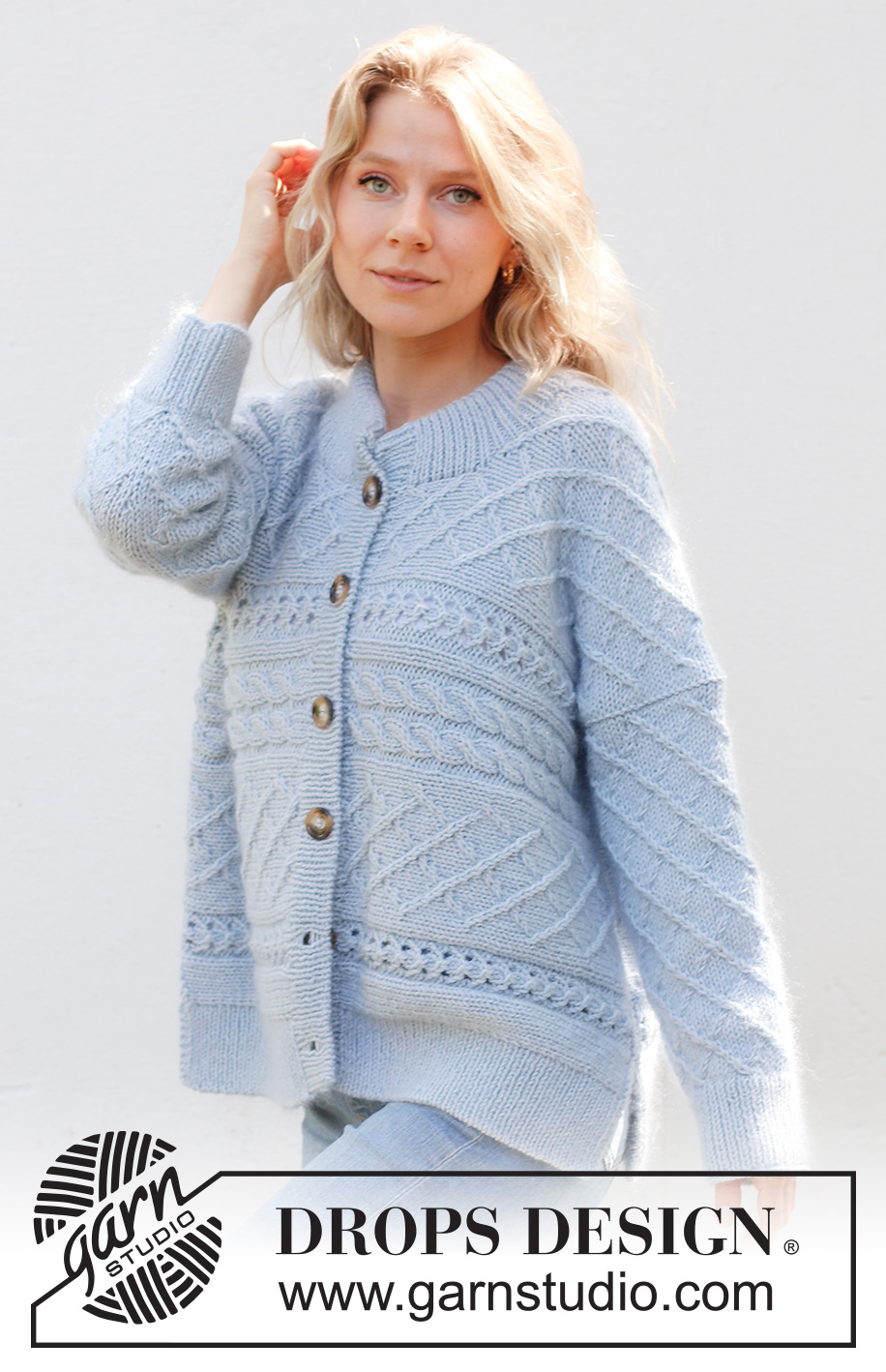 Snow Flake Cardigan / DROPS 243-31 - Poikittain neulottu jakku DROPS Merino Extra Fine- ja DROPS Kid-Silk -langoista. Työssä on palmikoita, pitsineuletta, kaksinkertainen pääntien reunus ja sivuhalkiot. Koot XS - XXL.