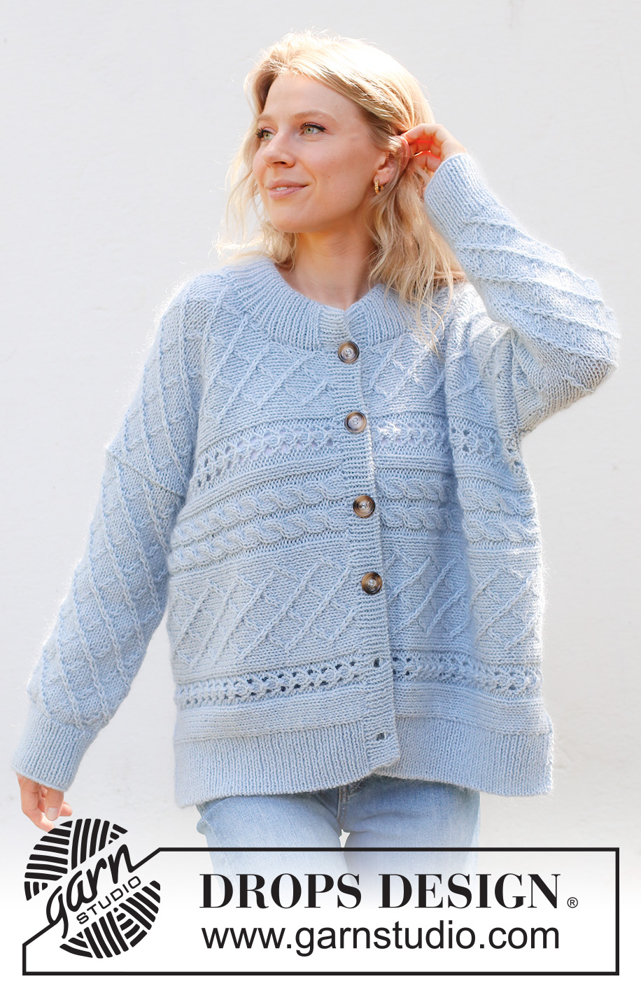 Snow Flake Cardigan / DROPS 243-31 - Poikittain neulottu jakku DROPS Merino Extra Fine- ja DROPS Kid-Silk -langoista. Työssä on palmikoita, pitsineuletta, kaksinkertainen pääntien reunus ja sivuhalkiot. Koot XS - XXL.