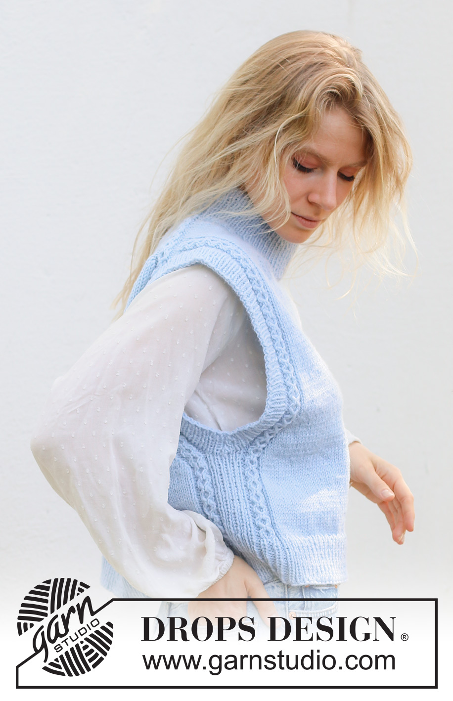 Clear Day Vest / DROPS 243-33 - Strikket vest i DROPS Karisma eller Daisy. Arbejdet strikkes oppefra og ned med europæisk skulder / skrå skulder, dobbelt halskant og snoninger. Størrelse S - XXXL.