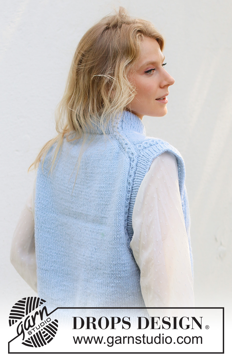 Clear Day Vest / DROPS 243-33 - Strikket vest i DROPS Karisma eller Daisy. Arbejdet strikkes oppefra og ned med europæisk skulder / skrå skulder, dobbelt halskant og snoninger. Størrelse S - XXXL.