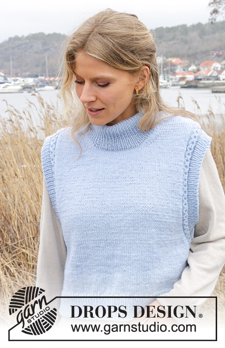 Clear Day Vest / DROPS 243-33 - Strikket vest i DROPS Karisma eller Daisy. Arbejdet strikkes oppefra og ned med europæisk skulder / skrå skulder, dobbelt halskant og snoninger. Størrelse S - XXXL.