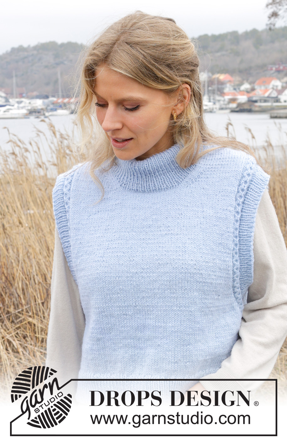 Clear Day Vest / DROPS 243-33 - Strikket vest i DROPS Karisma eller Daisy. Arbejdet strikkes oppefra og ned med europæisk skulder / skrå skulder, dobbelt halskant og snoninger. Størrelse S - XXXL.