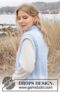 Clear Day Vest / DROPS 243-33 - Strikket vest i DROPS Karisma eller Daisy. Arbejdet strikkes oppefra og ned med europæisk skulder / skrå skulder, dobbelt halskant og snoninger. Størrelse S - XXXL.