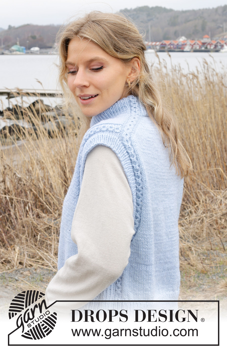 Clear Day Vest / DROPS 243-33 - Strikket vest i DROPS Karisma eller Daisy. Arbejdet strikkes oppefra og ned med europæisk skulder / skrå skulder, dobbelt halskant og snoninger. Størrelse S - XXXL.