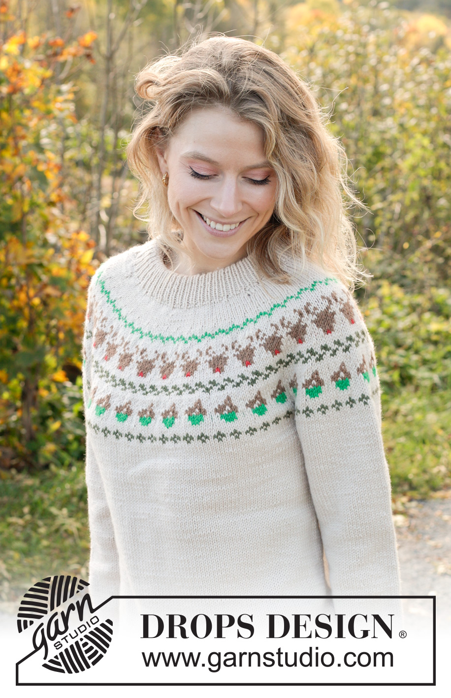 Reindeer Dance Sweater / DROPS 243-35 - Pulôver tricotado de cima para baixo em DROPS Daisy. Tricota-se com gola dobrada, encaixe arredondado e jacquard de renas. Do S ao XXXL.