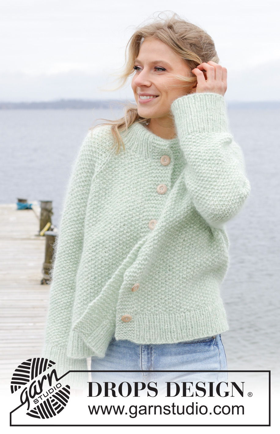 Green Whisper Cardigan / DROPS 243-4 - Kötött kardigán DROPS Air és DROPS Kid Silk fonalból. A darabot fentről lefelé irányban készítjük, rizsmintával, dupla nyakkal, raglán szabásvonallal, és az oldalán hasítékkal. S - XXXL méretekben.