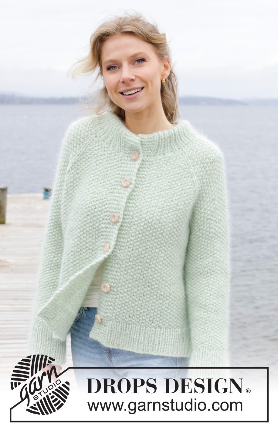 Green Whisper Cardigan / DROPS 243-4 - Kötött kardigán DROPS Air és DROPS Kid Silk fonalból. A darabot fentről lefelé irányban készítjük, rizsmintával, dupla nyakkal, raglán szabásvonallal, és az oldalán hasítékkal. S - XXXL méretekben.