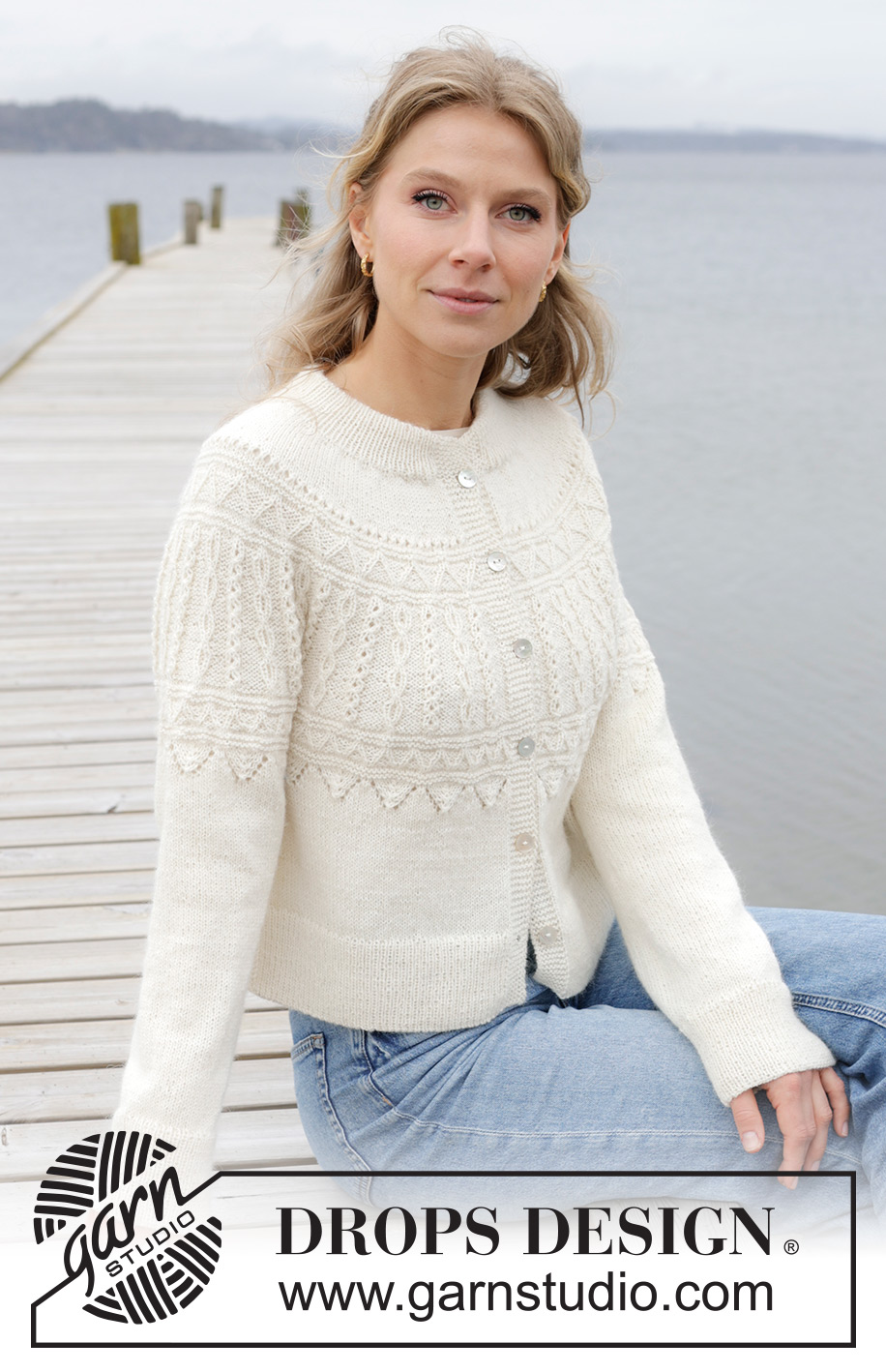 Avalanche Cardigan / DROPS 243-7 - Strikket jakke i DROPS BabyMerino. Arbeidet strikkes ovenfra og ned med dobbel halskant, rundfelling, relieffmønster og splitt i sidene. Størrelse S - XXXL.