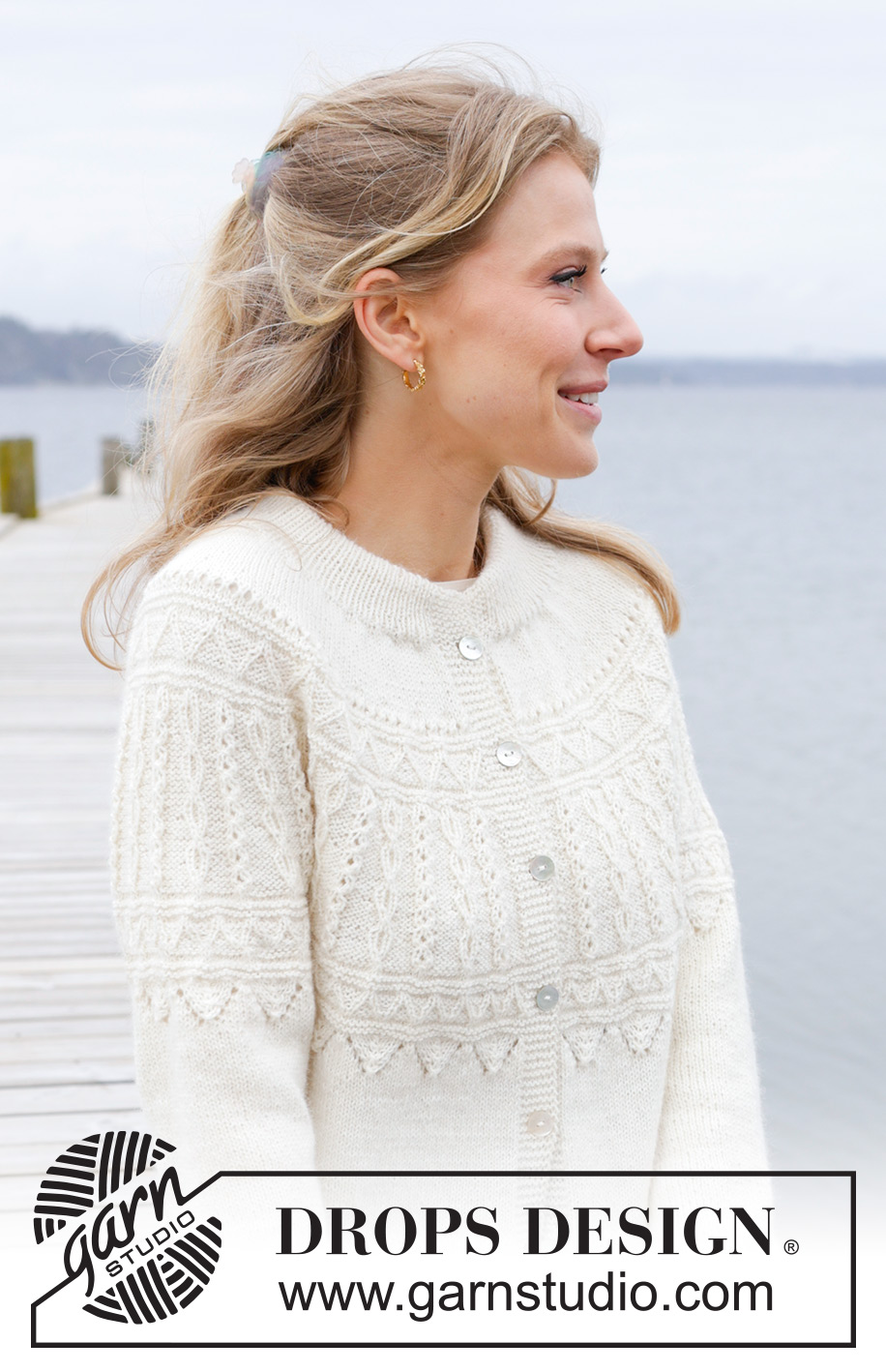 Avalanche Cardigan / DROPS 243-7 - Strikket jakke i DROPS BabyMerino. Arbeidet strikkes ovenfra og ned med dobbel halskant, rundfelling, relieffmønster og splitt i sidene. Størrelse S - XXXL.