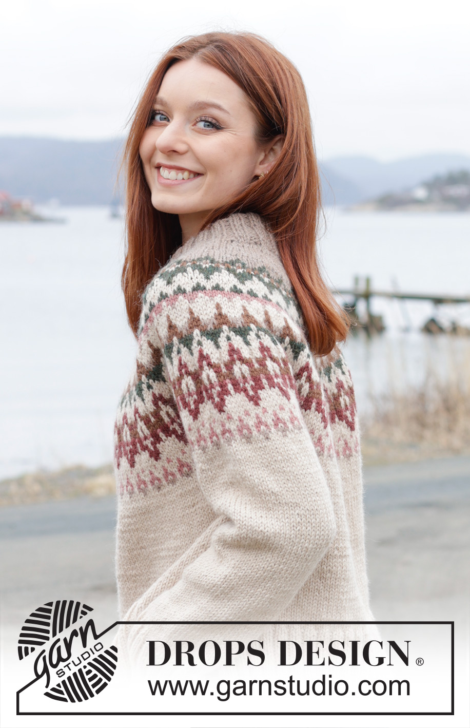 Forest Echo Cardigan / DROPS 244-10 - Chaqueta a punto en DROPS Nepal. La labor está realizada de arriba abajo con canesú redondo, patrón de jacquard, cuello doble y aberturas laterales. Tallas S - XXXL.