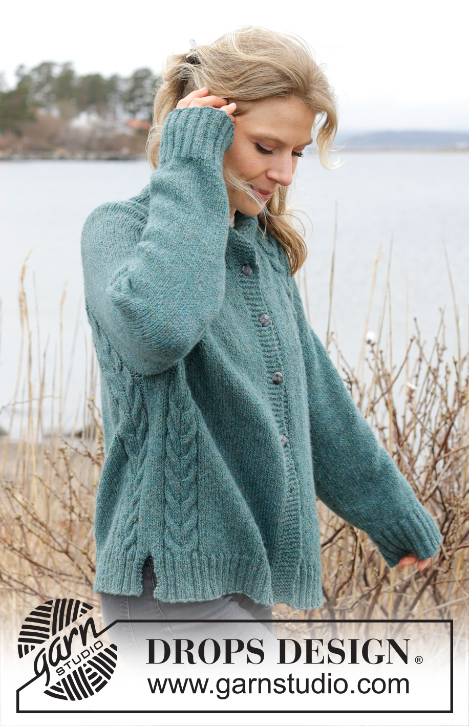Emerald Lake Cardigan / DROPS 244-11 - Strikket cardigan i DROPS Sky. Arbejdet strikkes oppefra og ned med høj hals, raglan, snoninger og slids i siderne. Størrelse XS - XXL.