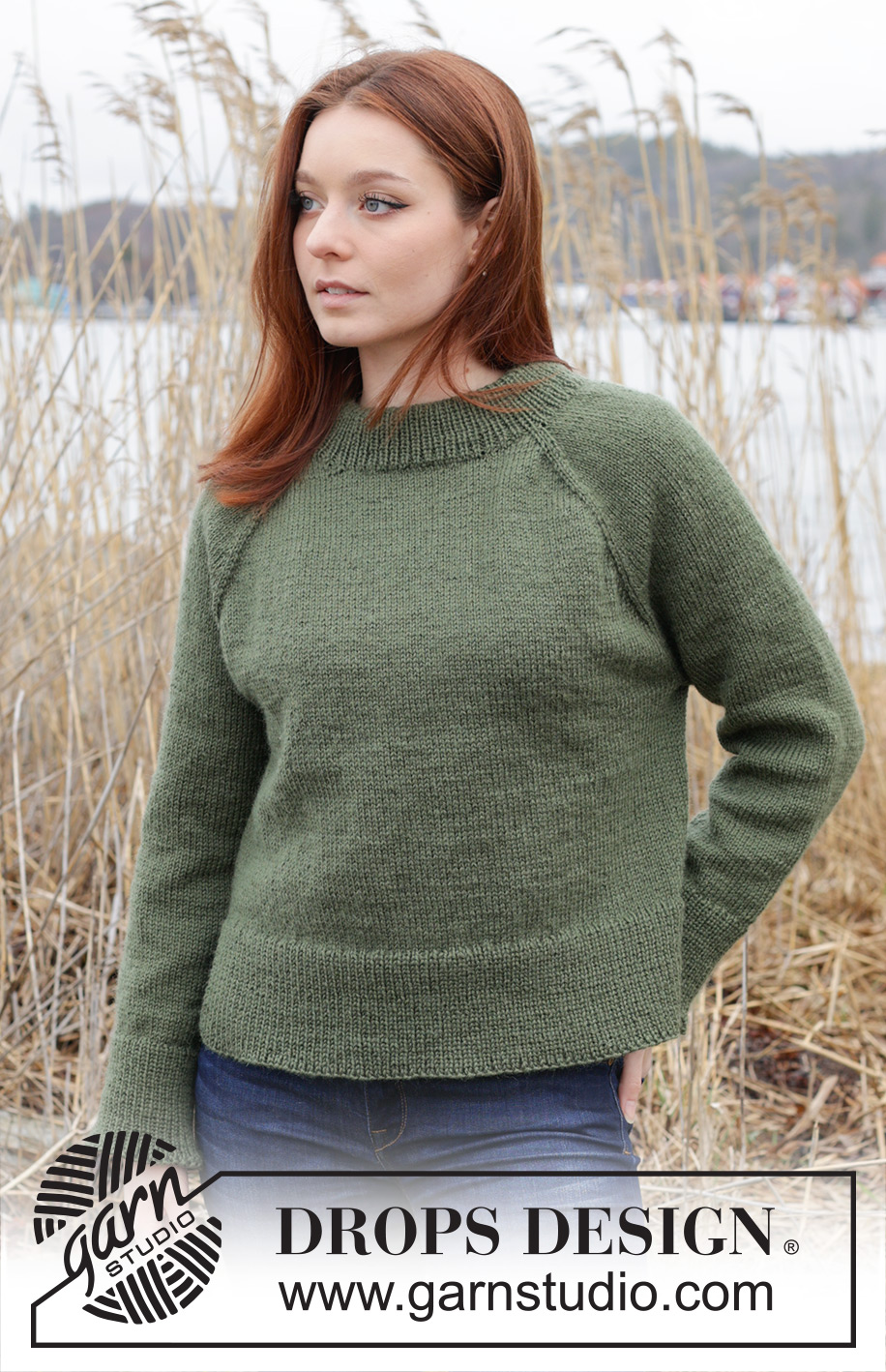 Sea Maiden Sweater / DROPS 244-18 - Strikket bluse i DROPS Karisma. Arbejdet strikkes oppefra og ned i glatstrik med dobbelt halskant, raglan og slids i siderne. Størrelse S - XXXL.