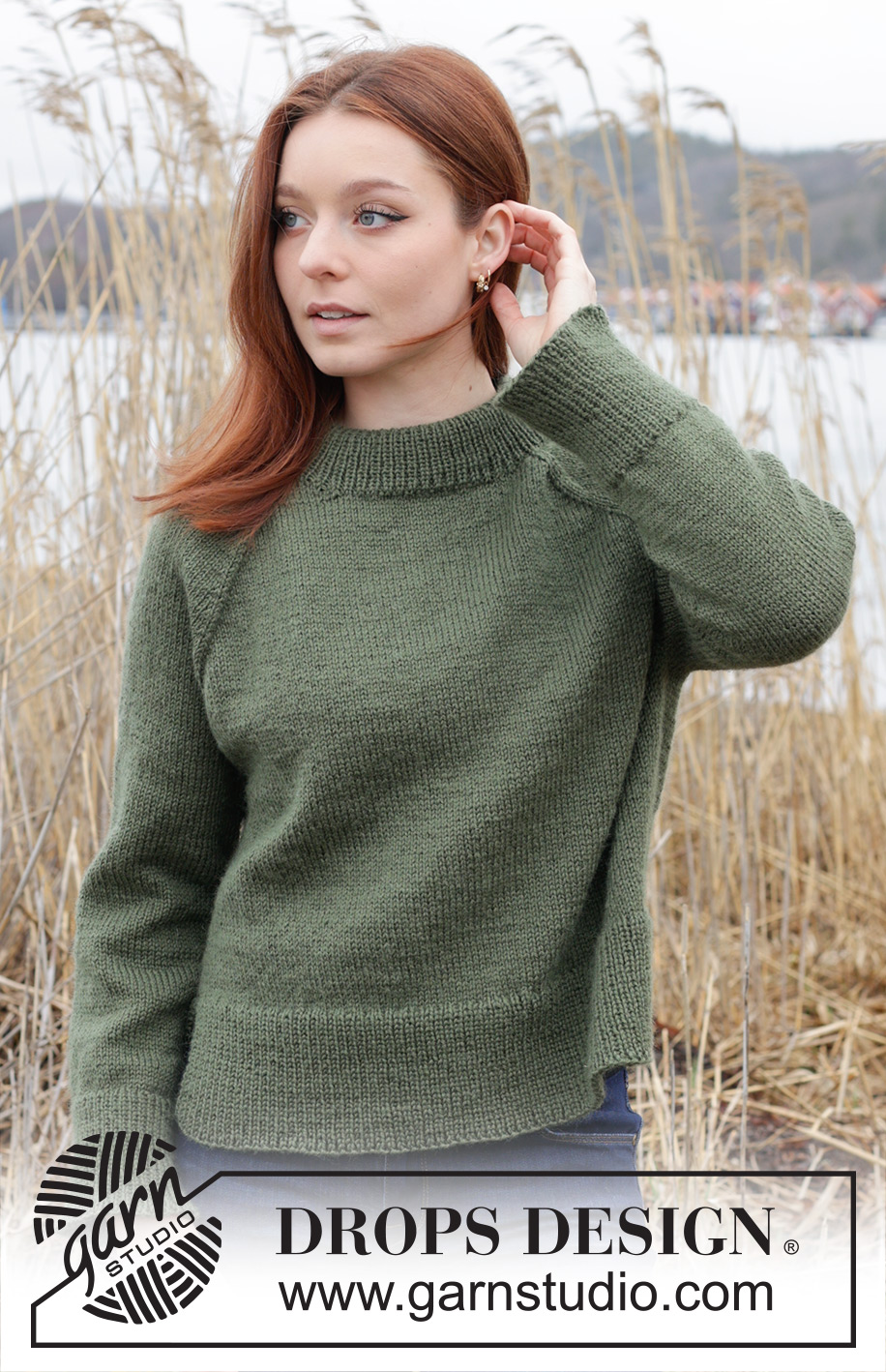 Sea Maiden Sweater / DROPS 244-18 - Strikket bluse i DROPS Karisma. Arbejdet strikkes oppefra og ned i glatstrik med dobbelt halskant, raglan og slids i siderne. Størrelse S - XXXL.