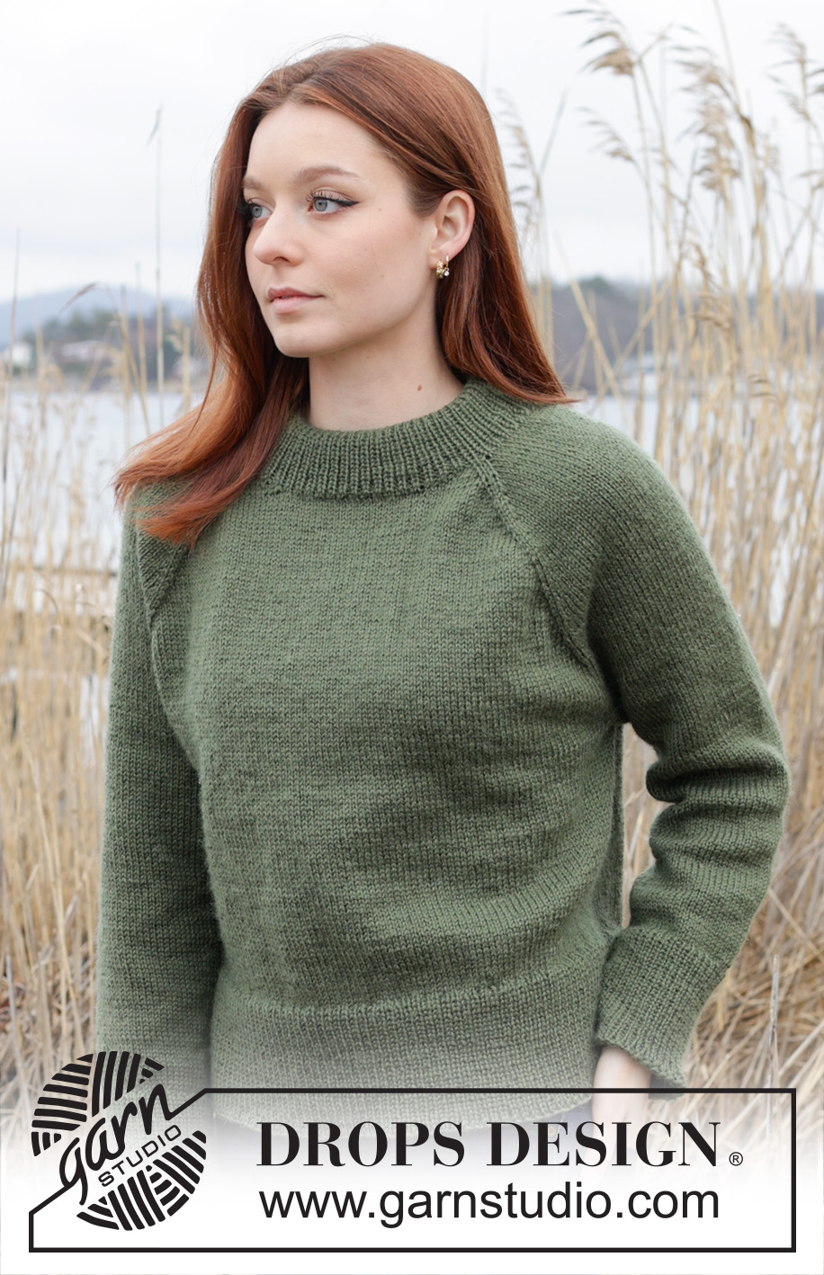 Sea Maiden Sweater / DROPS 244-18 - Strikket bluse i DROPS Karisma. Arbejdet strikkes oppefra og ned i glatstrik med dobbelt halskant, raglan og slids i siderne. Størrelse S - XXXL.