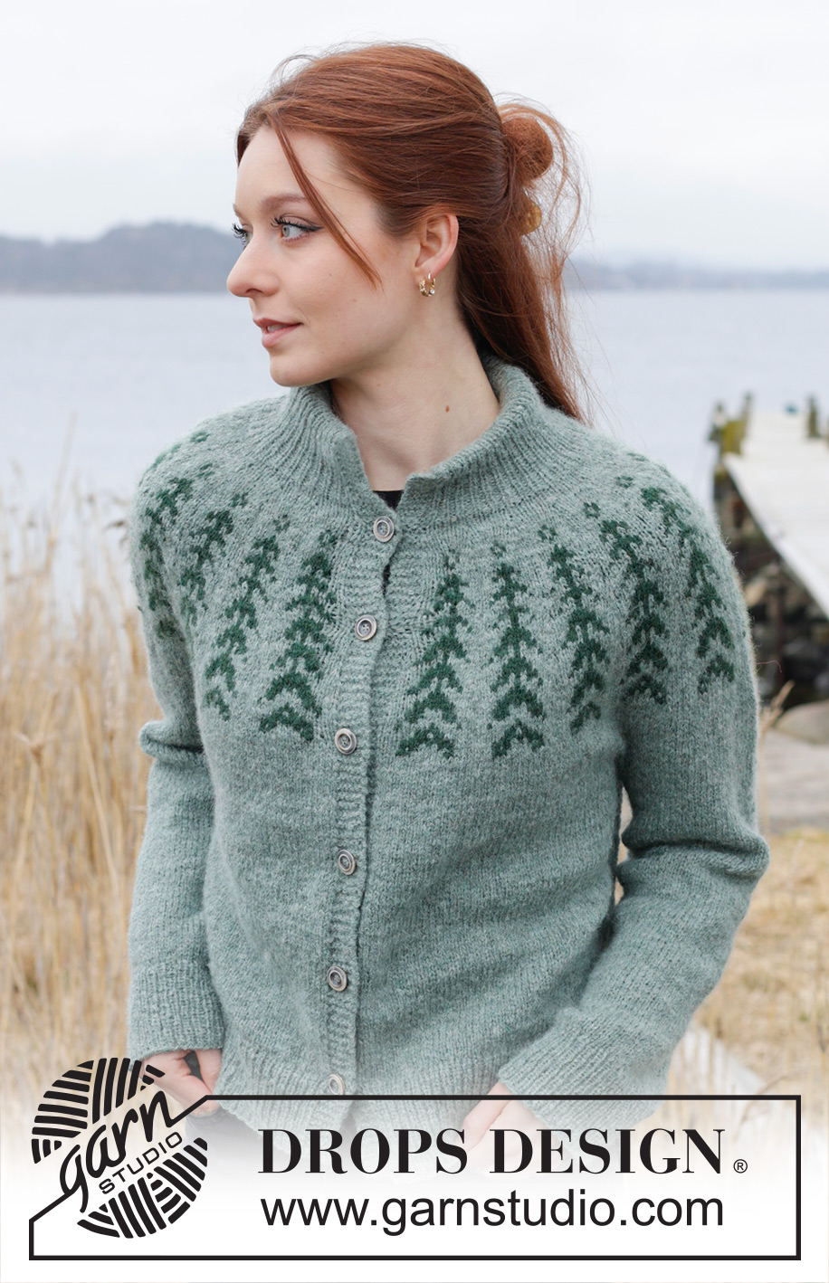 Ancient Woodlands Cardigan / DROPS 244-2 - Strikket cardigan i DROPS Sky. Arbejdet strikkes oppefra og ned med dobbelt halskant, rundt bærestykke, nordisk mønster og slids i siderne. Størrelse S - XXXL.