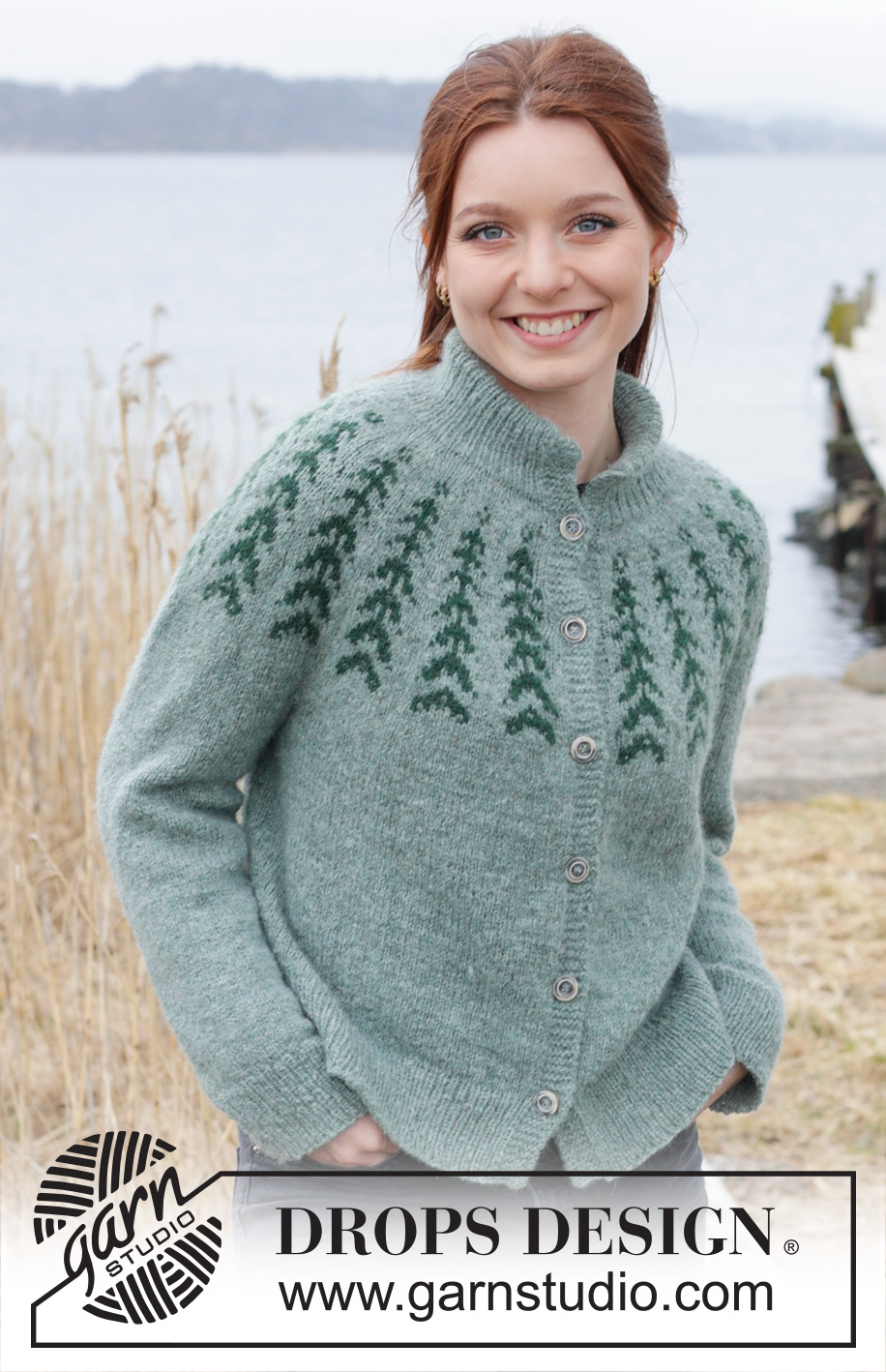 Ancient Woodlands Cardigan / DROPS 244-2 - Strikket cardigan i DROPS Sky. Arbejdet strikkes oppefra og ned med dobbelt halskant, rundt bærestykke, nordisk mønster og slids i siderne. Størrelse S - XXXL.