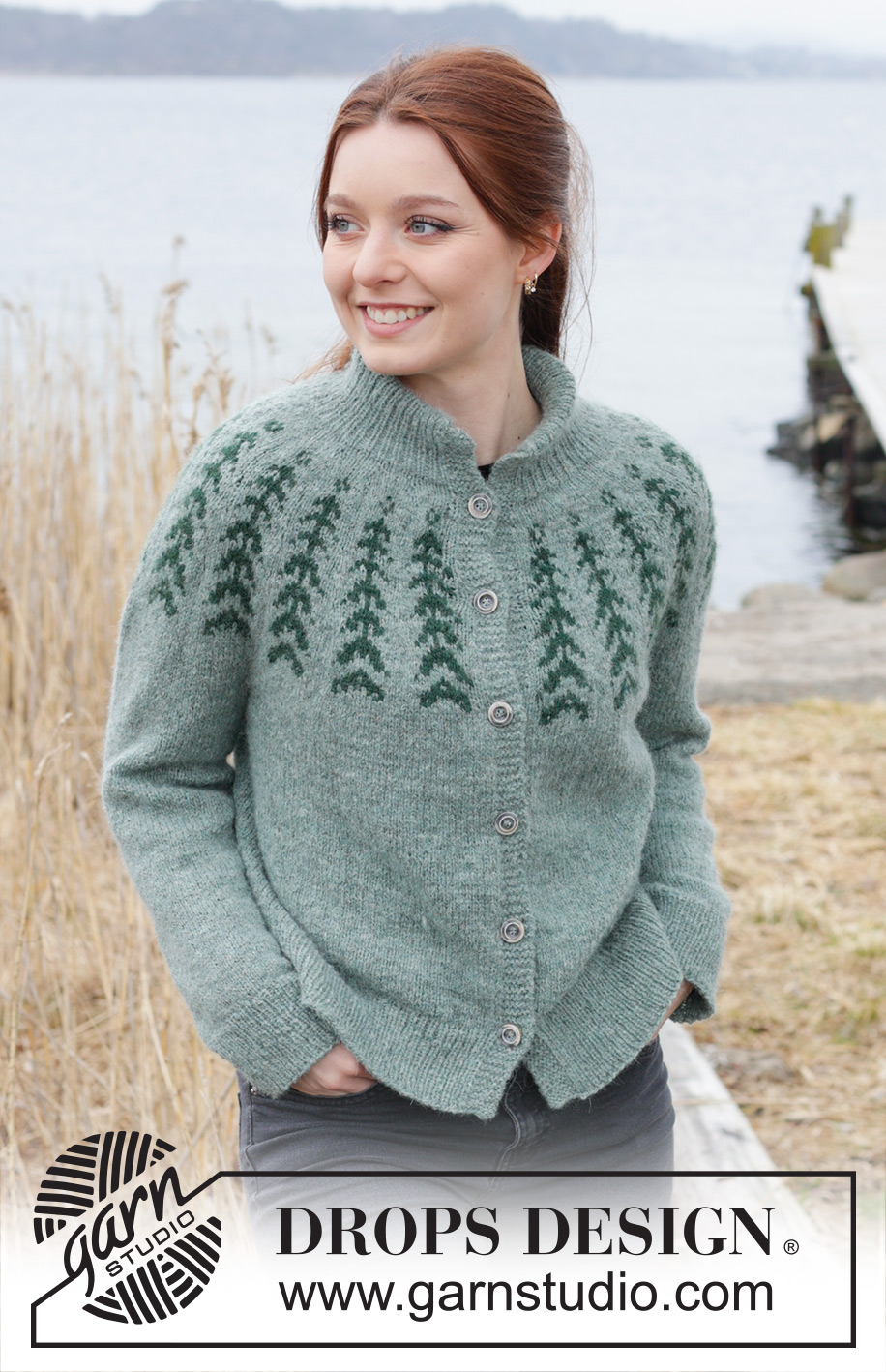 Ancient Woodlands Cardigan / DROPS 244-2 - Strikket cardigan i DROPS Sky. Arbejdet strikkes oppefra og ned med dobbelt halskant, rundt bærestykke, nordisk mønster og slids i siderne. Størrelse S - XXXL.