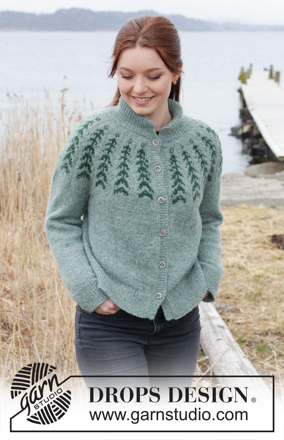 Ancient Woodlands Cardigan / DROPS 244-2 - Strikket cardigan i DROPS Sky. Arbejdet strikkes oppefra og ned med dobbelt halskant, rundt bærestykke, nordisk mønster og slids i siderne. Størrelse S - XXXL.